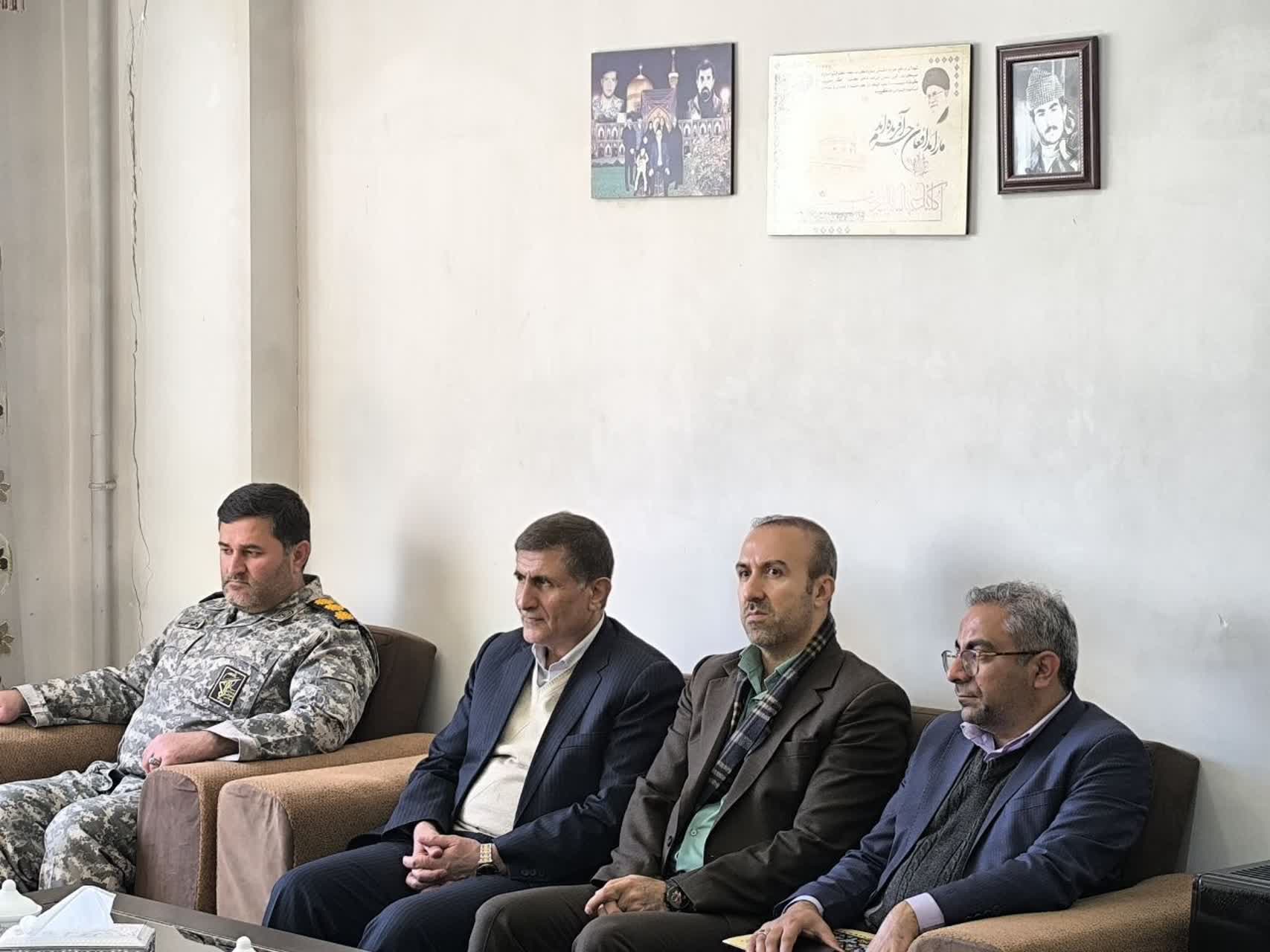 دیدار مسئولان استانی و شهرستانی با خانواده شهید اسماعیل شجاعی