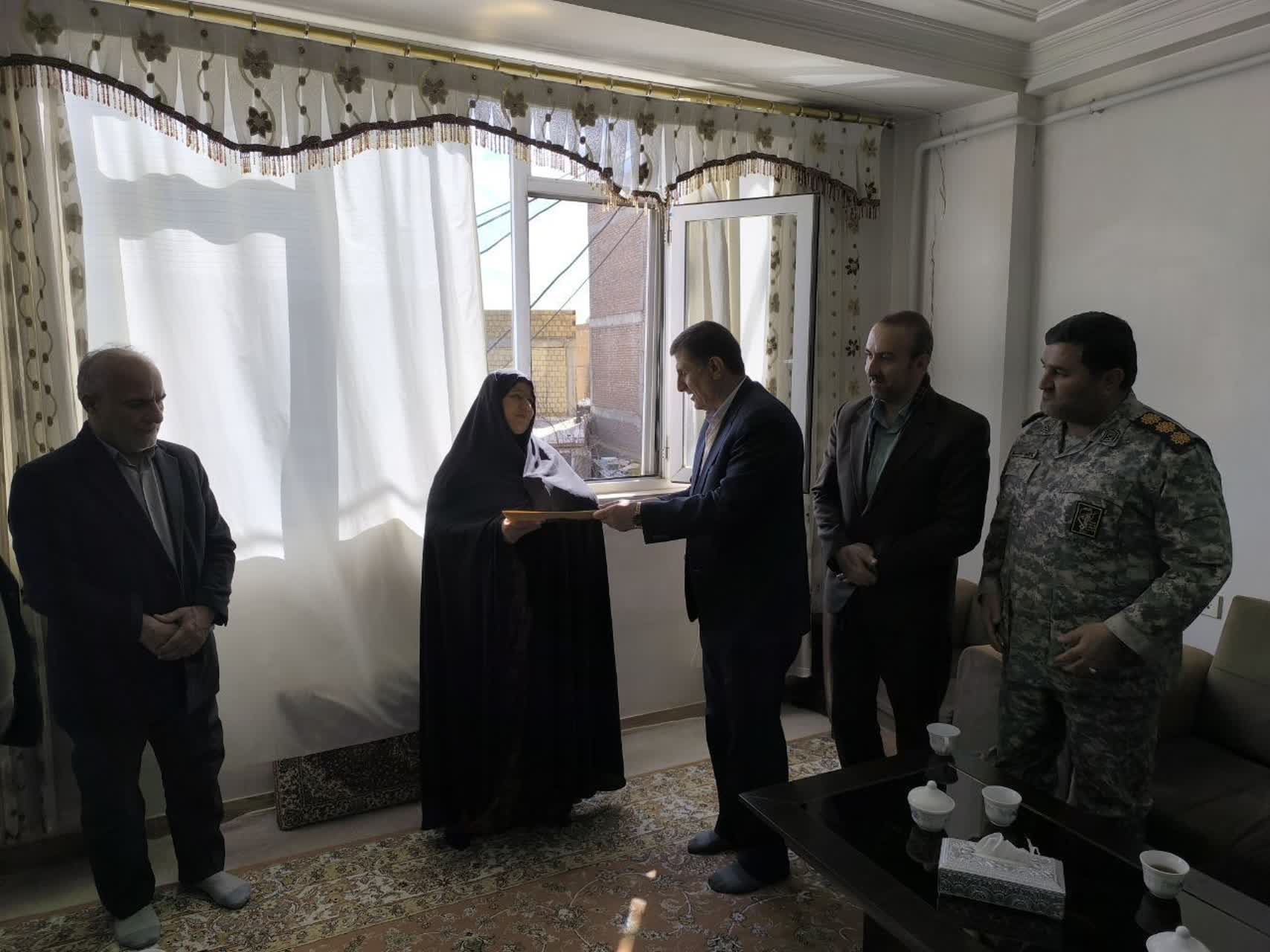 دیدار مسئولان استانی و شهرستانی با خانواده شهید اسماعیل شجاعی