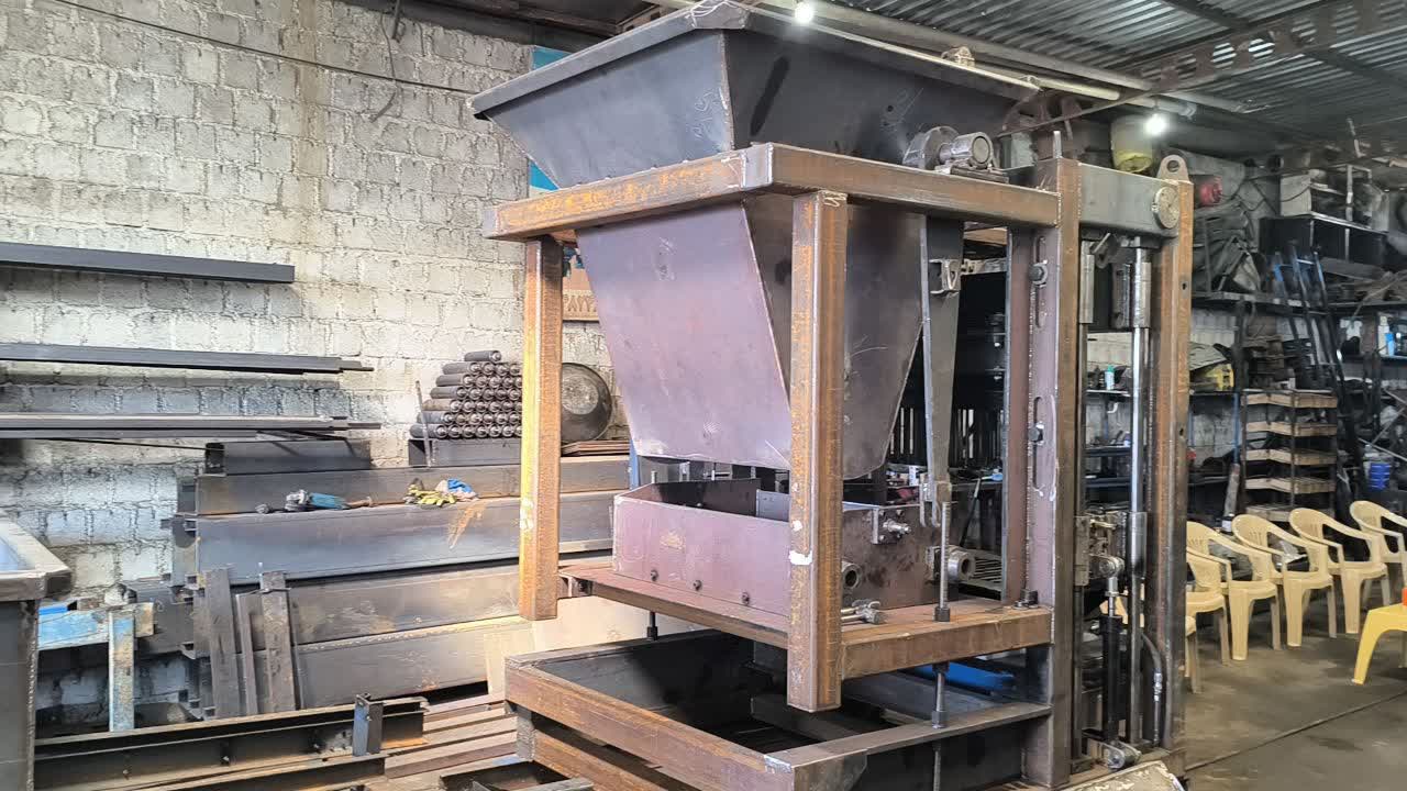 بازدید فرماندار بوکان از کارگاه ماشین‌سازی بومی شهرستان به مناسبت روز ملی کارآفرینی: تأکید بر توسعه زیرساخت‌ها و حمایت از اشتغال‌زایی