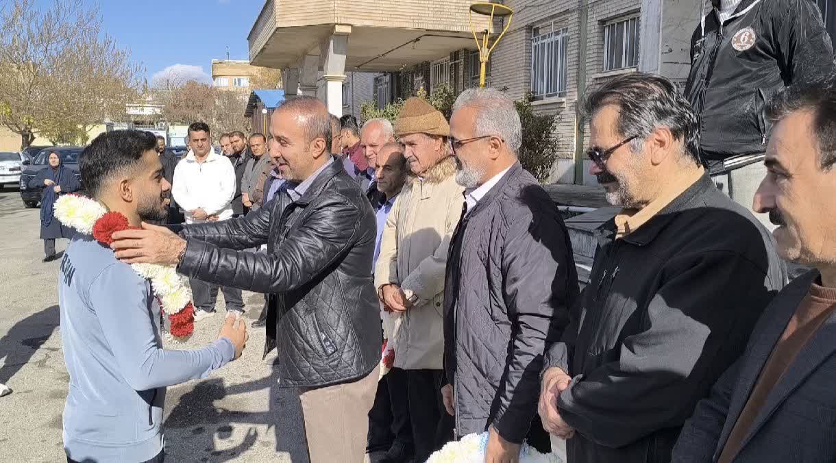 مراسم استقبال از (متین قادرپور) قهرمان شایسته کونگفو (سبکی) در مسابقات جهانی ALPAGUT، ظهر امروز در محل استادیوم وحدت شهرستان بوکان برگزار شد.