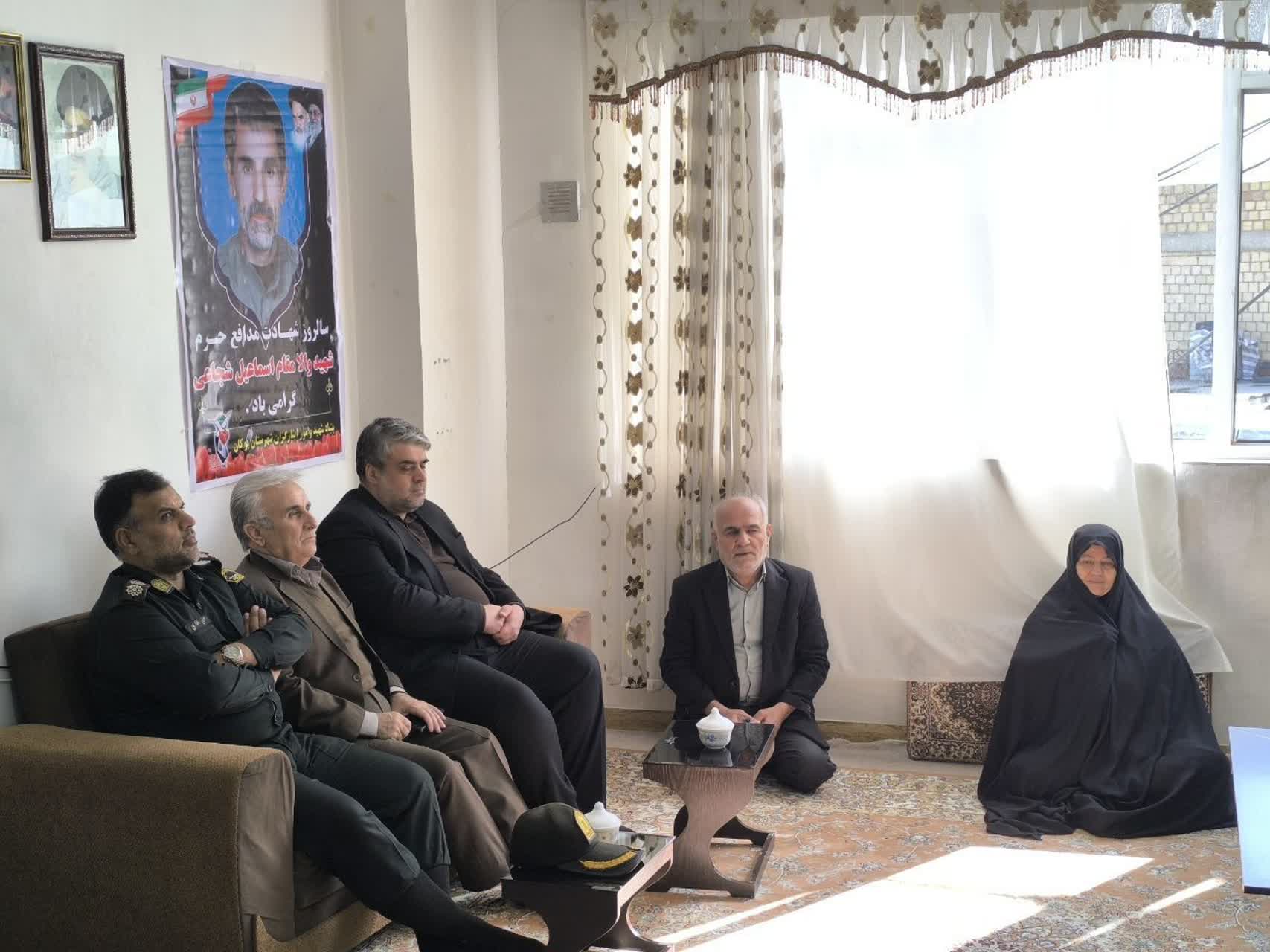 دیدار مسئولان استانی و شهرستانی با خانواده شهید اسماعیل شجاعی