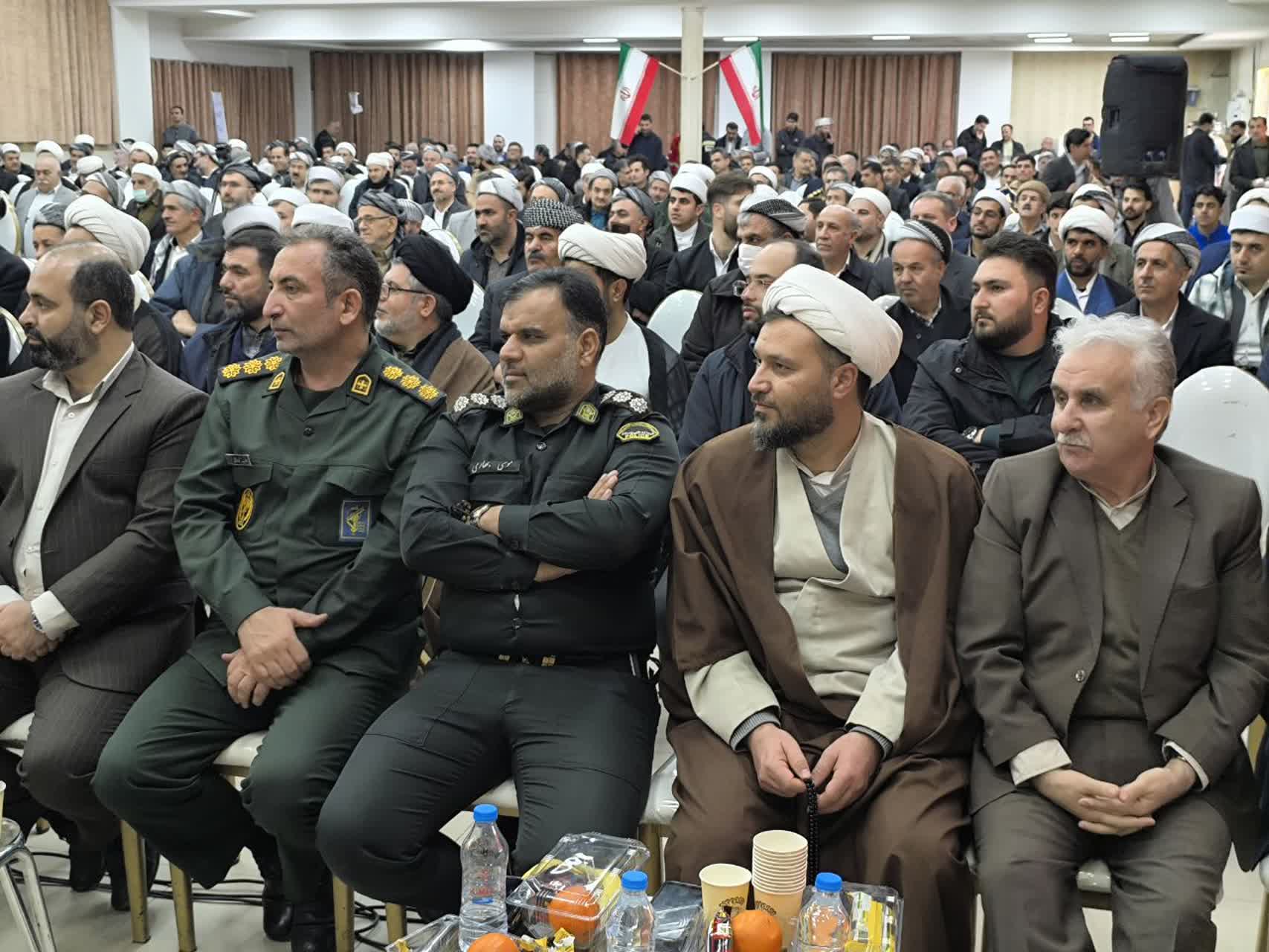 همایش «پرچمداران دین و اندیشه» با حضور گسترده علمای سنی و شیعه در بوکان برگزار شد.