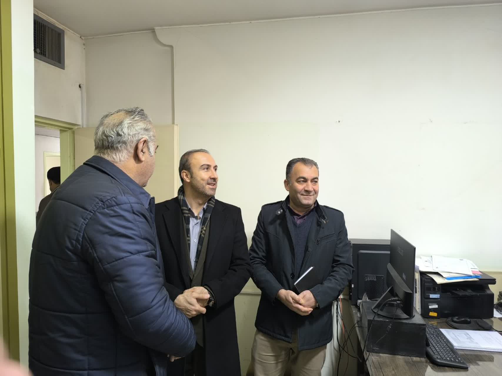 بازدید سرزده فرماندار بوکان از اداره آب و فاضلاب شهرستان : ارزیابی وضعیت منابع و تدابیر لازم برای بهبود زیرساخت‌های آبرسانی در سال جدید