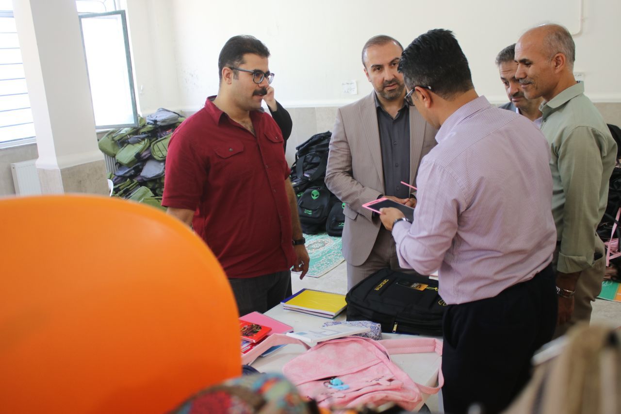 بازدید فرماندار از روند توزیع بسته های که مپه ینی هیواکانی داهاتوو (کمپین امیدهای آینده)