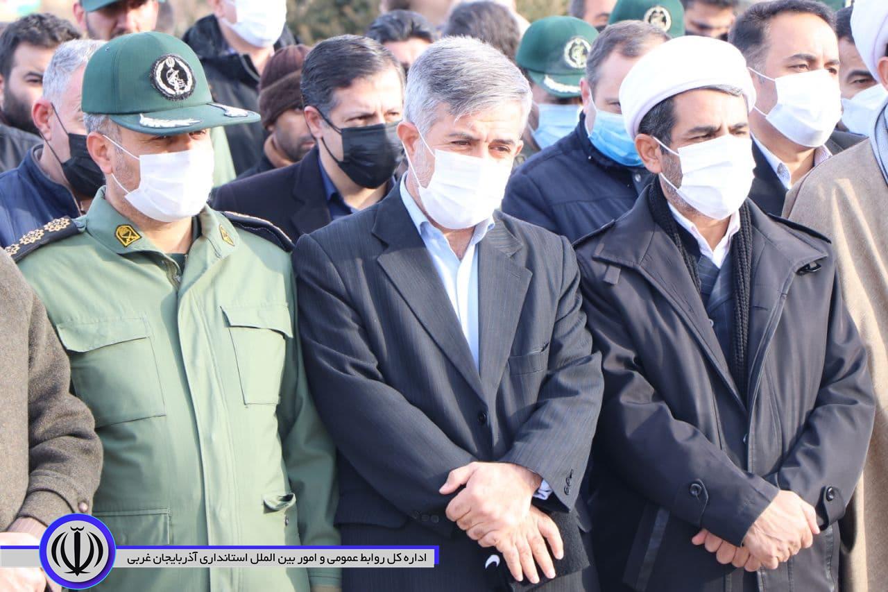 به مناسبت چهل و سومین سالگرد پیروزی انقلاب اسلامی، آیین غبار روبی و عطر افشانی مزار شهدای بوکان