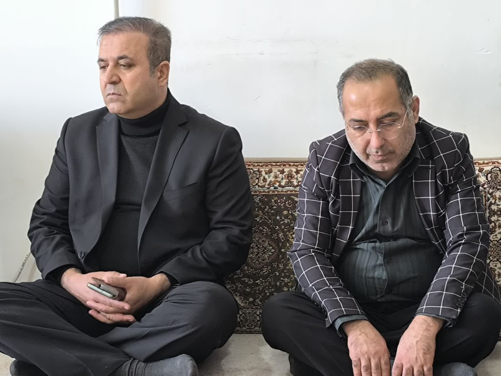 دیدار مسئولان استانی و شهرستانی با خانواده شهید اسماعیل شجاعی