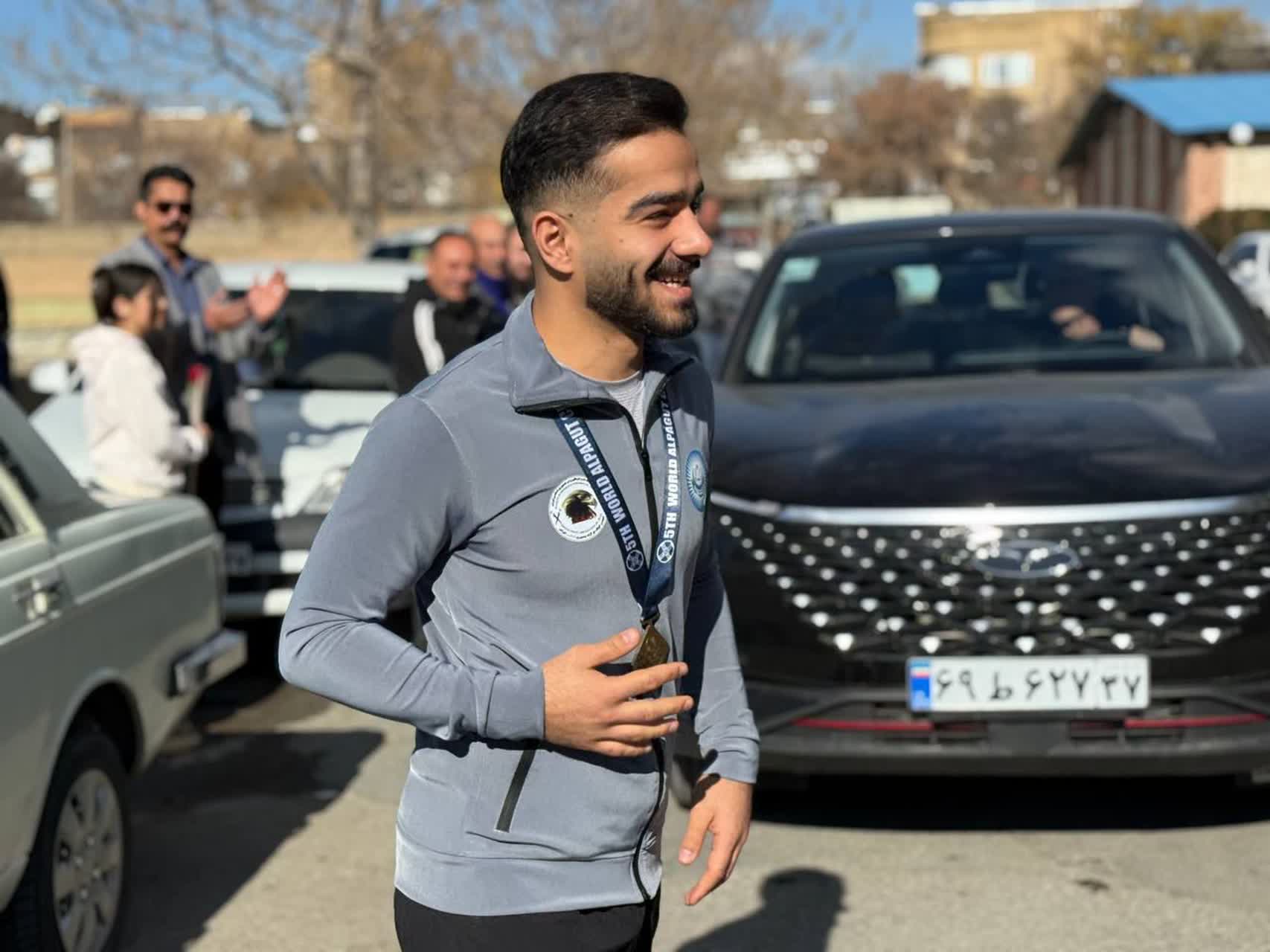 مراسم استقبال از (متین قادرپور) قهرمان شایسته کونگفو (سبکی) در مسابقات جهانی ALPAGUT، ظهر امروز در محل استادیوم وحدت شهرستان بوکان برگزار شد.