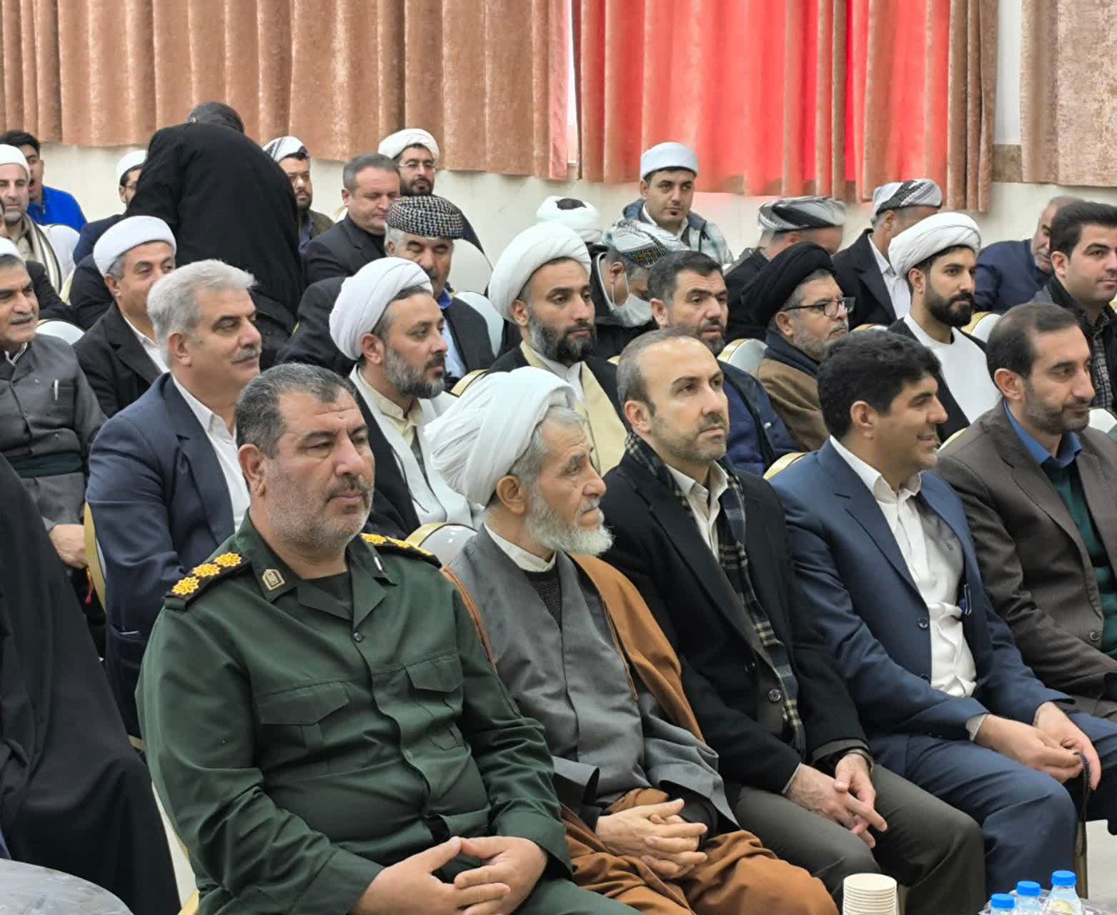 همایش «پرچمداران دین و اندیشه» با حضور گسترده علمای سنی و شیعه در بوکان برگزار شد.