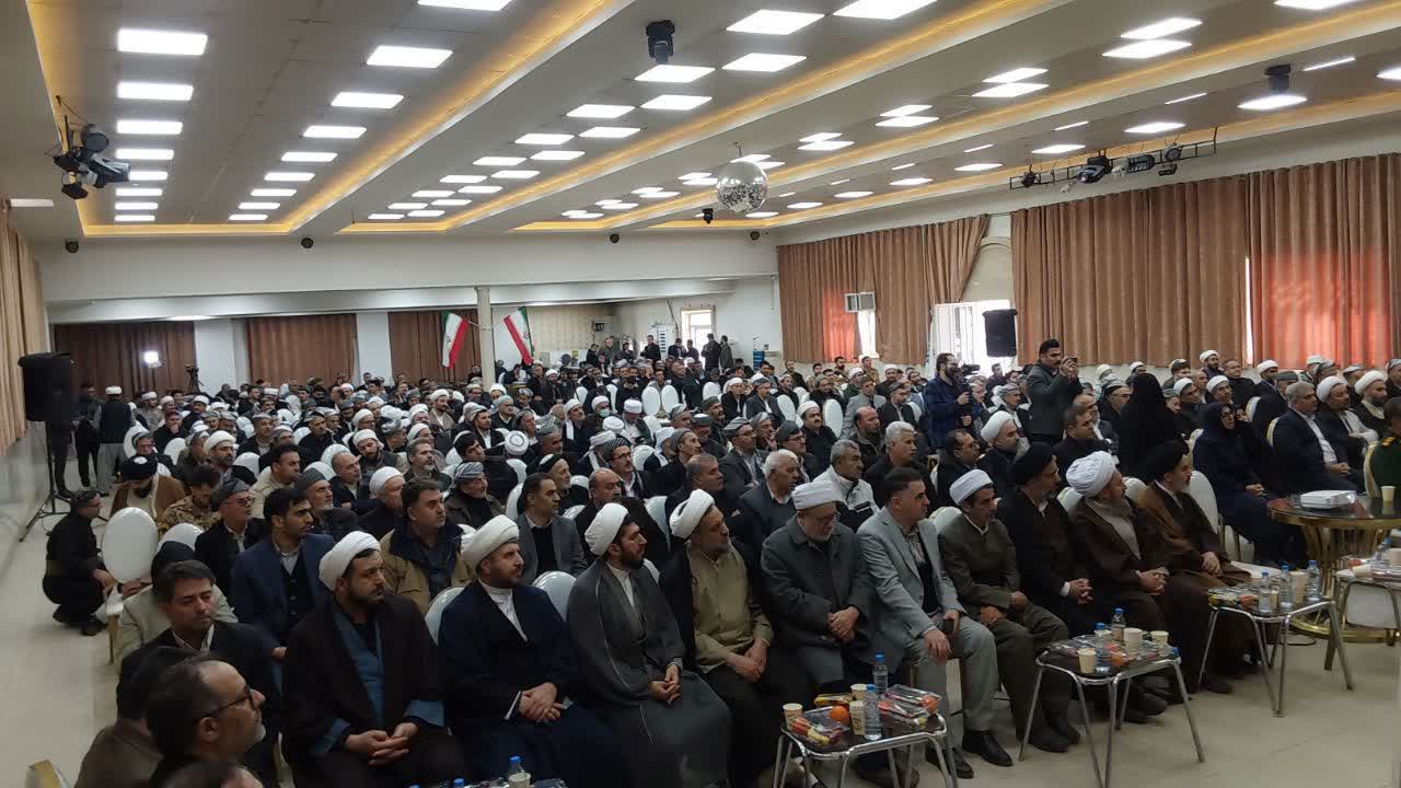 همایش «پرچمداران دین و اندیشه» با حضور گسترده علمای سنی و شیعه در بوکان برگزار شد.