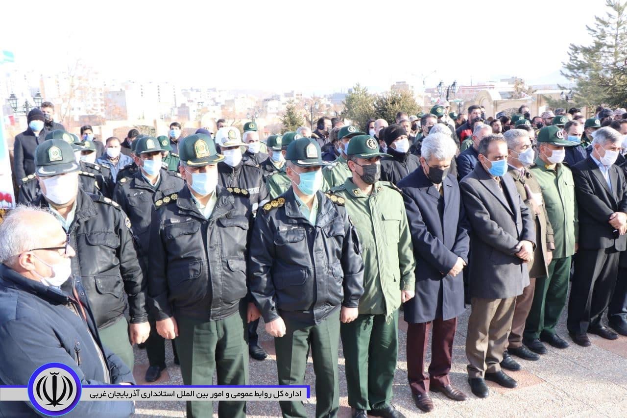 به مناسبت چهل و سومین سالگرد پیروزی انقلاب اسلامی، آیین غبار روبی و عطر افشانی مزار شهدای بوکان
