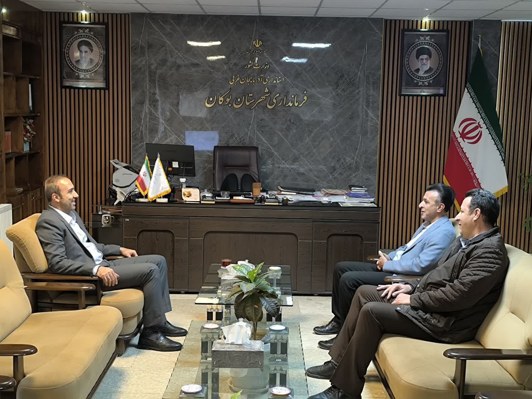 تجلیل فرماندار بوکان از زحمات و تلاشهای رئیس و کارکنان اداره ثبت احوال به مناسبت روز ملی ثبت احوال