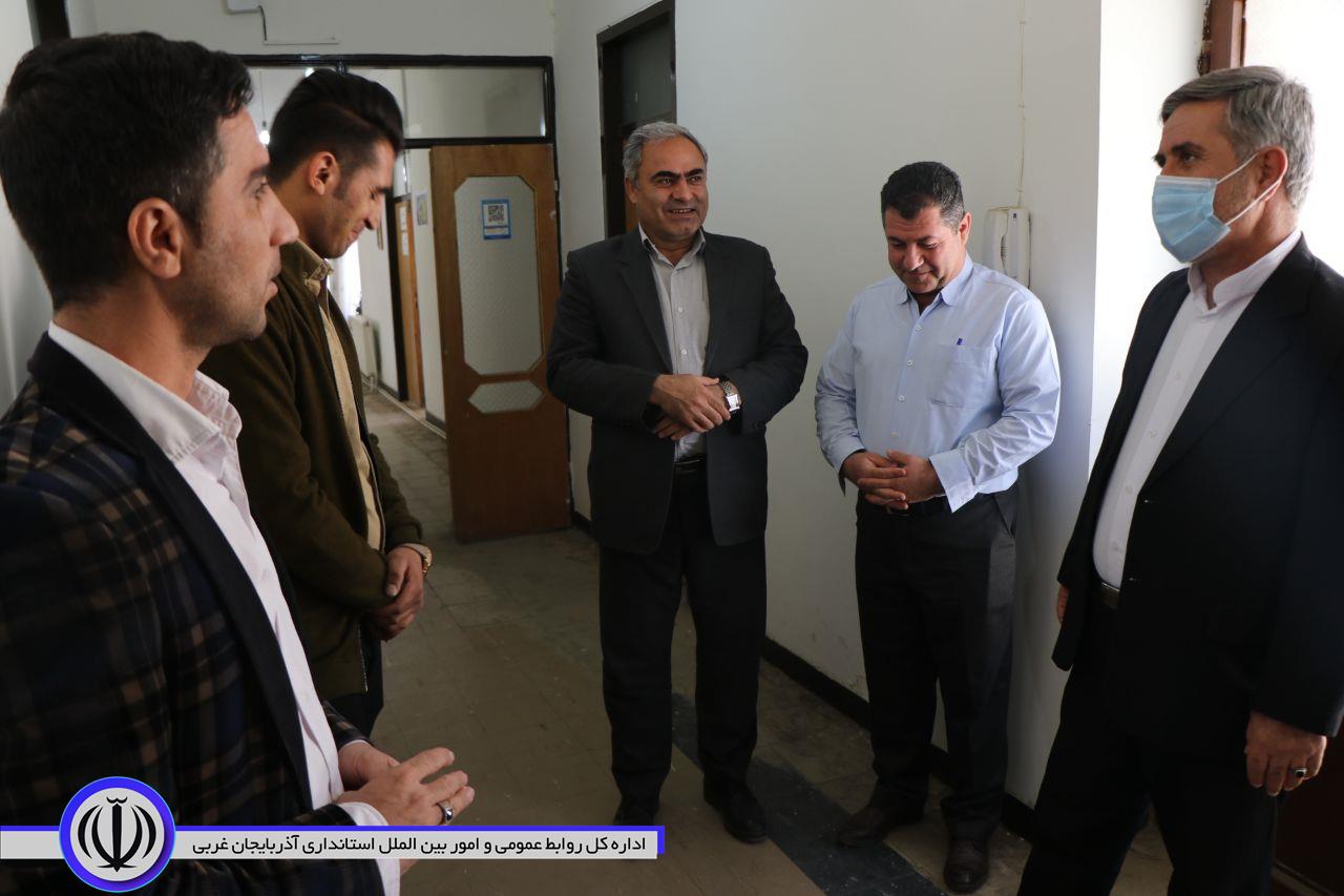 بازدید سرزده فرماندار شهرستان بوکان از بخشداری مرکزی و واحدهای مختلف آن