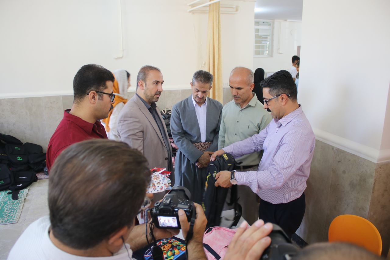 بازدید فرماندار از روند توزیع بسته های که مپه ینی هیواکانی داهاتوو (کمپین امیدهای آینده)