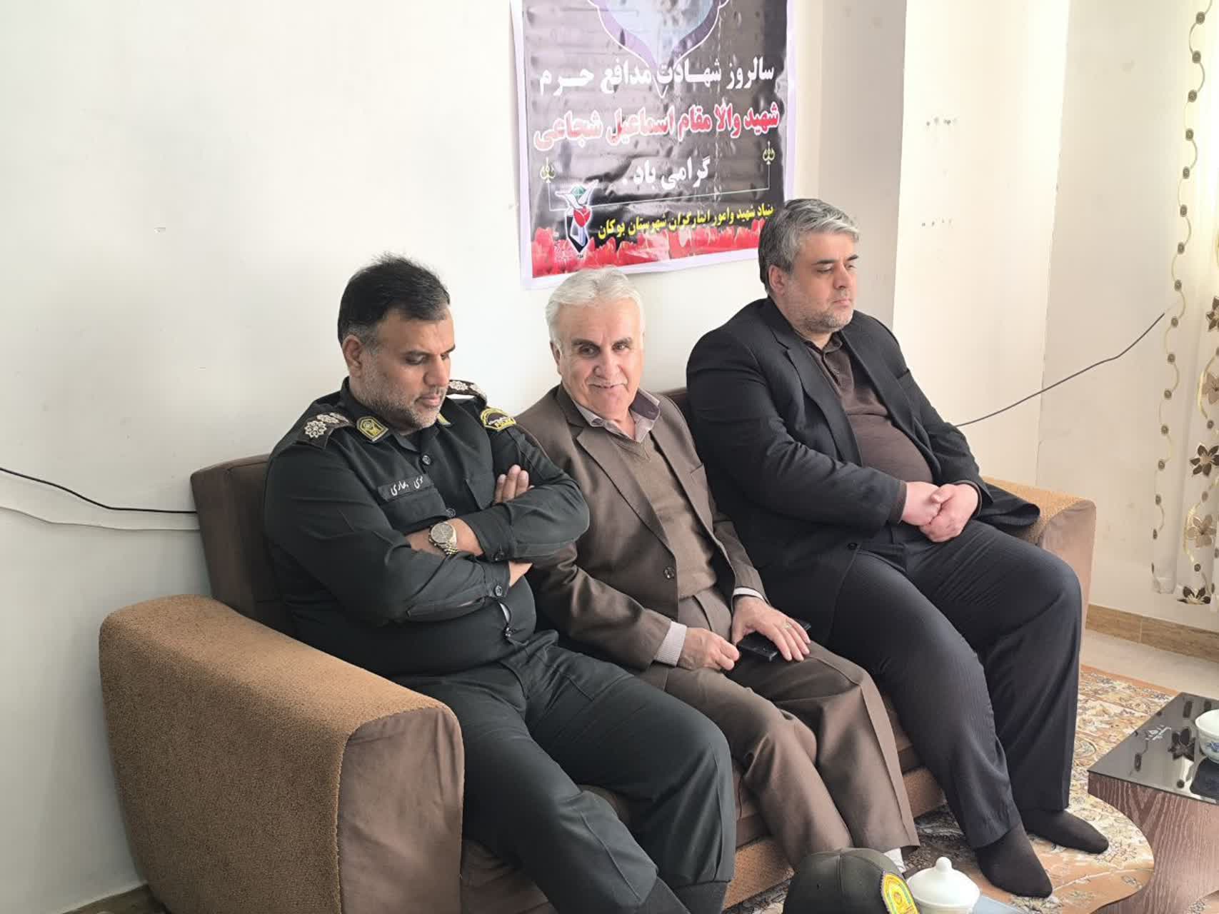 دیدار مسئولان استانی و شهرستانی با خانواده شهید اسماعیل شجاعی