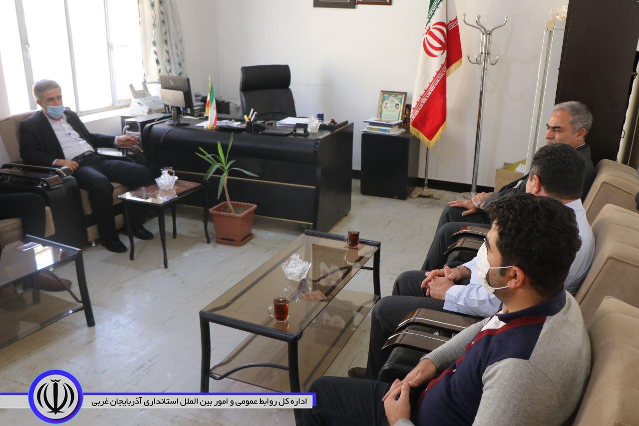 بازدید سرزده فرماندار شهرستان بوکان از بخشداری مرکزی و واحدهای مختلف آن
