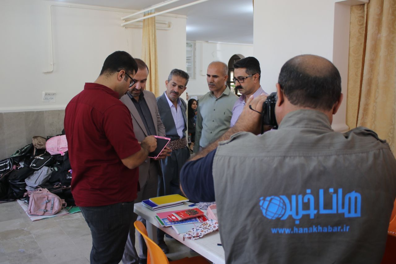 بازدید فرماندار از روند توزیع بسته های که مپه ینی هیواکانی داهاتوو (کمپین امیدهای آینده)