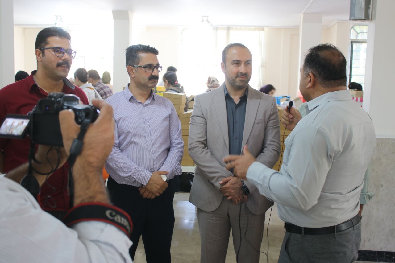 بازدید فرماندار از روند توزیع بسته های که مپه ینی هیواکانی داهاتوو (کمپین امیدهای آینده)