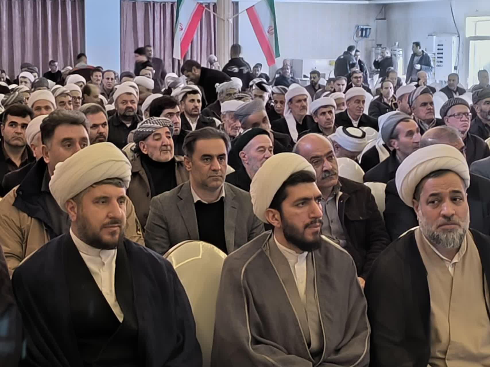 همایش «پرچمداران دین و اندیشه» با حضور گسترده علمای سنی و شیعه در بوکان برگزار شد.