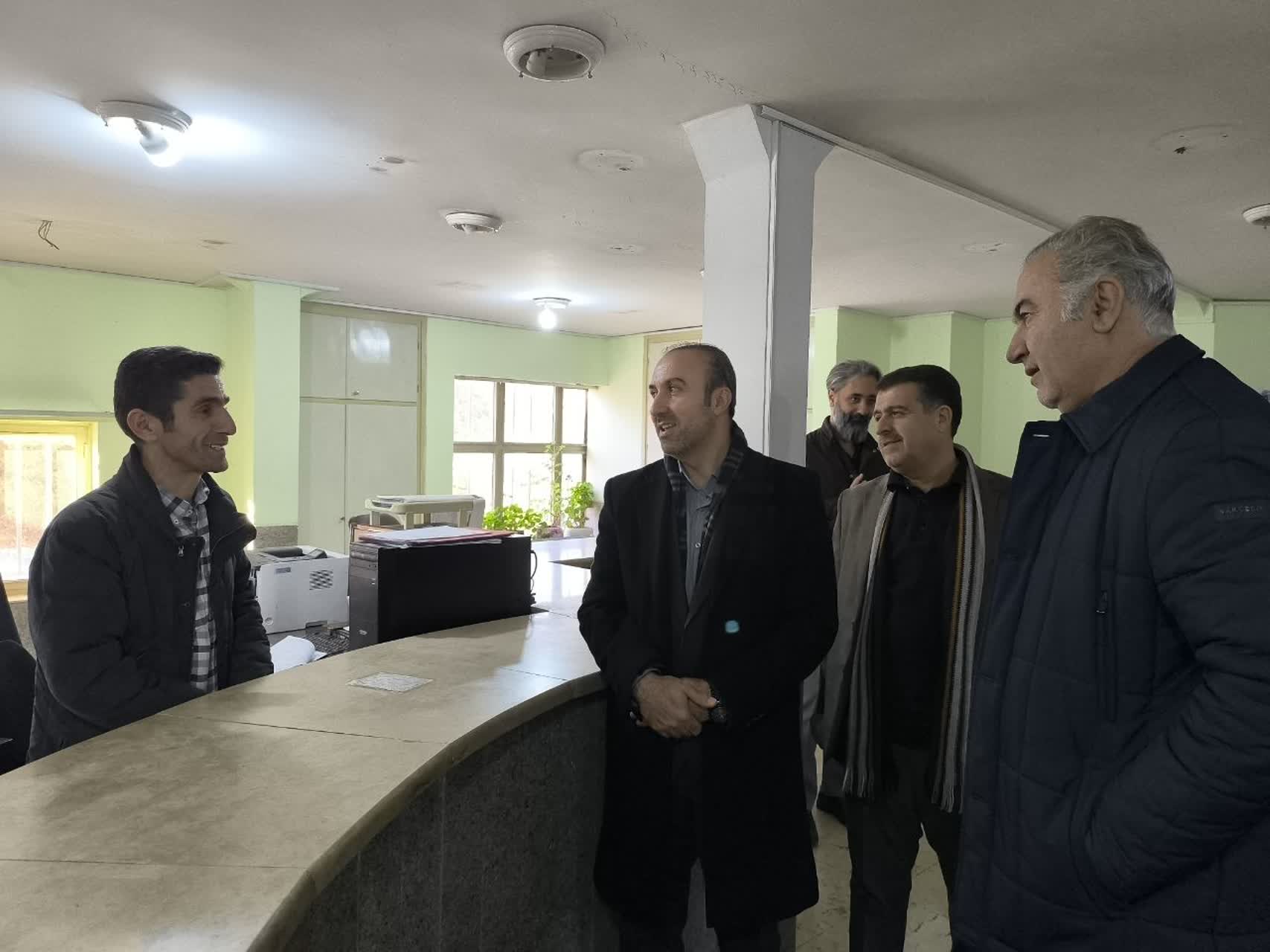 بازدید سرزده فرماندار بوکان از اداره آب و فاضلاب شهرستان : ارزیابی وضعیت منابع و تدابیر لازم برای بهبود زیرساخت‌های آبرسانی در سال جدید