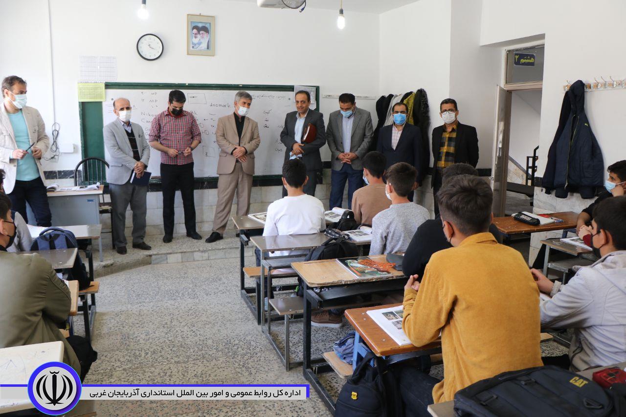 بازدید فرماندار از آموزش حضوری کامل مدارس شهرستان بوکان