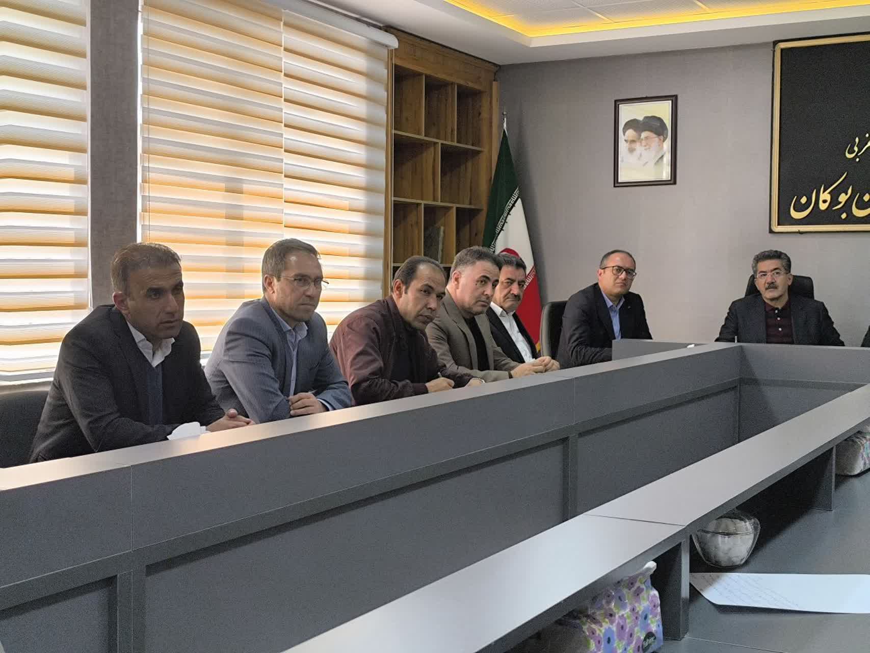 نشست مشترک معاونت امور عمرانی استانداری، نماینده مردم شهرستان و فرماندار بوکان با مدیران استانی به منظور شتاب بخشی عملیاتی و رفع موانع پروژههای زیرساختی بوکان برگزار شد.