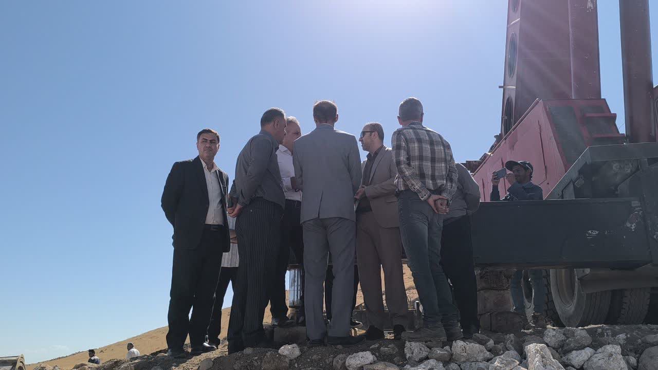 بازدید فرماندار از روند پیشرفت پروژه احداث خط انتقال و پست 400 کیلوولت میاندوآب به بوکان